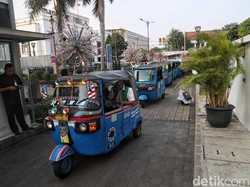 SPBG Pesing dan Pluit Tutup, Sopir Bajaj Antre Berjam-jam di Grogol