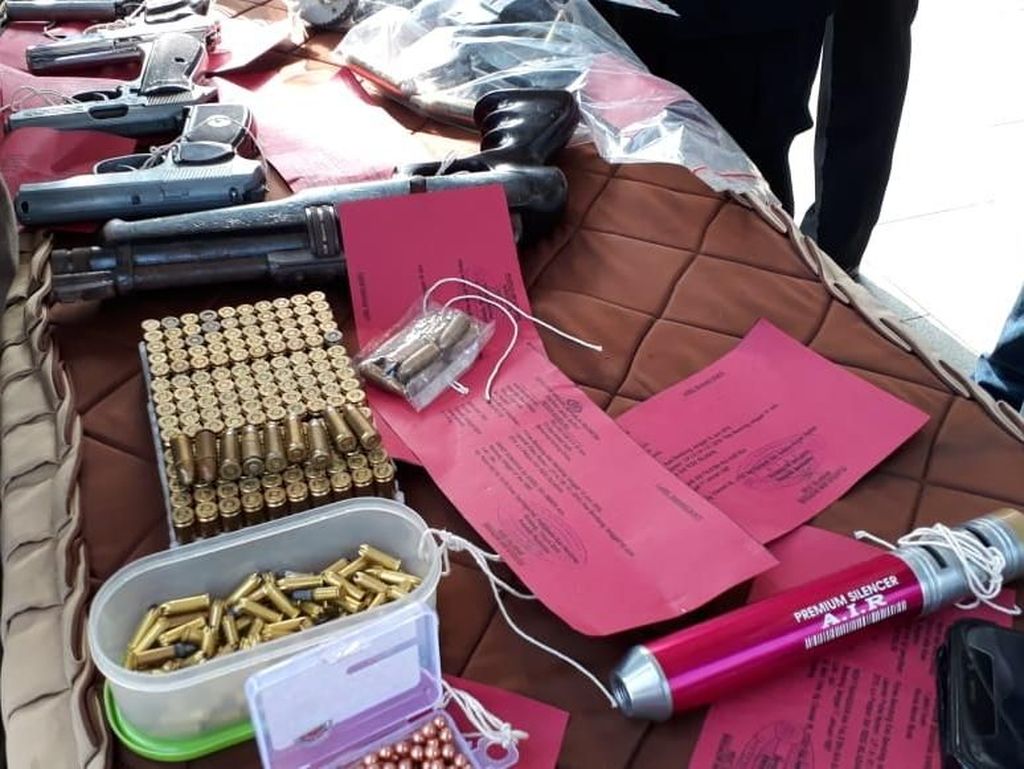 Polisi Bandung Tangkap Pemilik 4 Senjata Api dan Ratusan Peluru Polisi Bandung Tangkap Pemilik 4 Senjata Api dan Ratusan Peluru