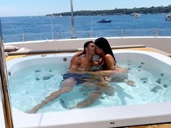 Ronaldo dan Georgina mengumbar kemesraannya di atas yacht saat berlibur. (Foto: Instagram @cristiano)