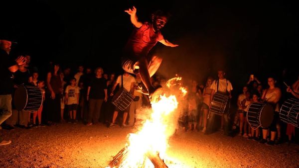 Potret Kemeriahaan Festival Lompat Api di Yunani