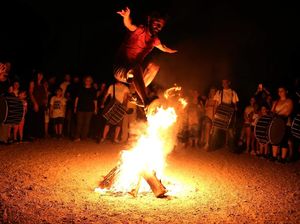 Potret Kemeriahaan Festival Lompat Api di Yunani