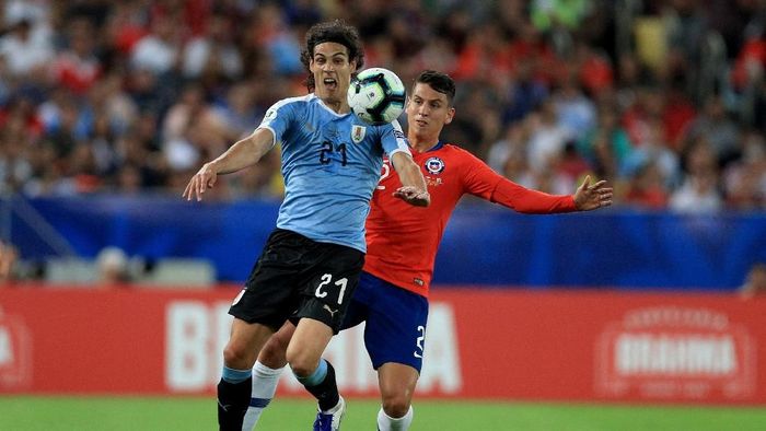 Edinson Cavani melesakkan gol kemenangan untuk Uruguay. (Foto: Buda Mendes/Getty Images)