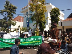 Puluhan Orang Tuntut Pembekuan dan Segel Kantor YKP