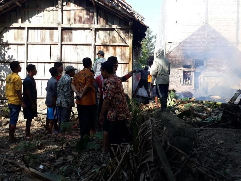 3 Rumah Warga Dilalap Api di Demak 3 Rumah Warga Dilalap Api di Demak