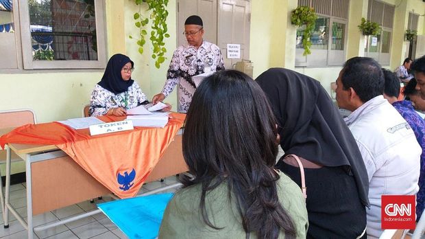 Proses pendaftaran peserta didik baru (PPDB) di salah satu sekolah favorit di Jakarta, SMAN 28 Jakarta, pada hari kedua, Selasa (25/6), sepi.