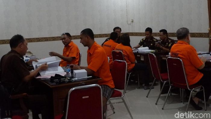 Tersangka kasus mafia bola di Kejaksaan Negeri Banjarnegara. (Foto: Uje Hartono/Detikcom) Tersangka kasus mafia bola di Kejaksaan Negeri Banjarnegara. (Foto: Uje Hartono/Detikcom)