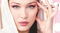 Potret Cantik Bella Hadid Jadi Model Dior Sebelum Diboikot Netizen Arab