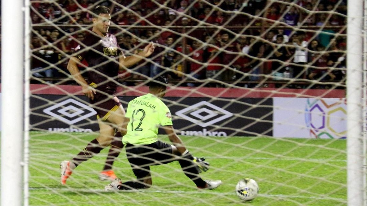 Striker PSM Makassar Eero Markkanen (kiri). (Foto: Abriawan Abhe/ANTARA FOTO)