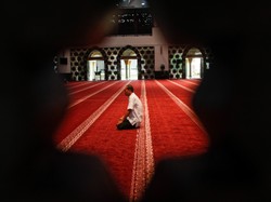 Bacaan Niat Sholat 5 Waktu Lengkap dengan Artinya