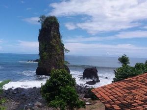 Pantai Watu Tihang yang Unik di Lampung