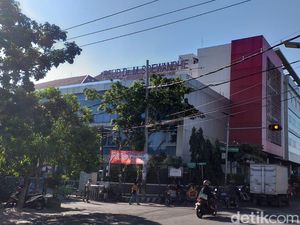 Wali Kota Risma Masih Dirawat Intensif di RSUD Soewandhi Wali Kota Risma Masih Dirawat Intensif di RSUD Soewandhi
