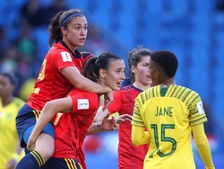 Virginia Torrecilla dan Nahikari Garcia dari Spanyol saat merayakan gol ke gawang Afrika Selatan. (Foto: Alex Grimm/Getty Images)