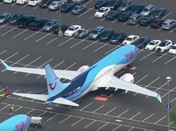 Saat Parkiran Mobil Berubah Jadi Parkiran Pesawat Boeing