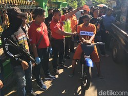 Reka Ulang Pembunuhan Pengusaha Rongsokan yang Mayatnya Dibakar