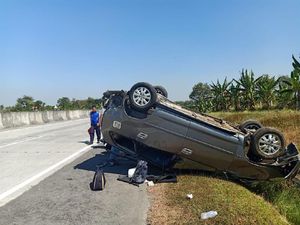 MPV Terguling di Tol Mojokerto, 3 Orang Luka dan 1 Tak Sadarkan Diri