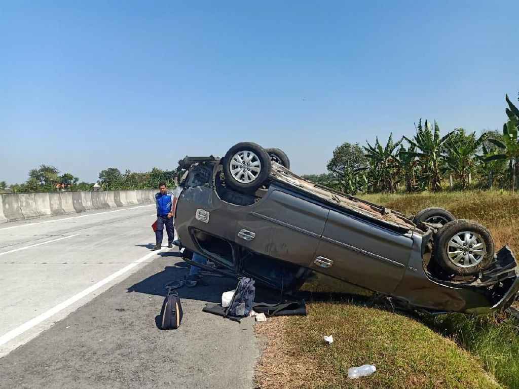 MPV Terguling di Tol Mojokerto, 3 Orang Luka dan 1 Tak Sadarkan Diri MPV Terguling di Tol Mojokerto, 3 Orang Luka dan 1 Tak Sadarkan Diri