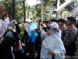 Massa Kembali Aksi Kawal MK, Bawa Mi Instan Berkardus-kardus