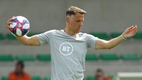 Phil Neville dengan gayanya saat melatih Timnas Wanita Inggris. (Foto: Robert Cianflone/Getty Images)
