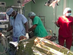 Cerita Wanita Berkelamin Ganda di Negara Tanpa Dokter Bedah Plastik