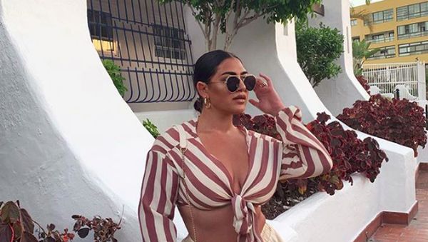 Foto Liburan Model Plus Size Cantik yang Viral