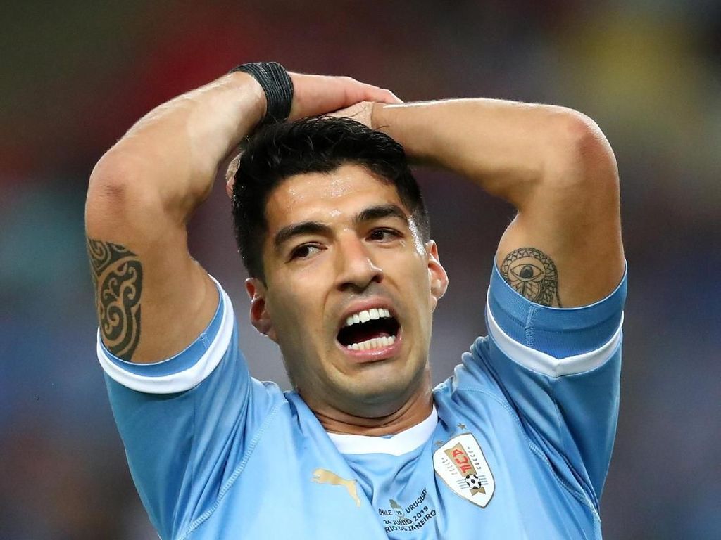 Lucunya Suarez, Minta Penalti Saat Kiper Lawan Sentuh Bola Pakai Tangan Lucunya Suarez, Minta Penalti Saat Kiper Lawan Sentuh Bola Pakai Tangan