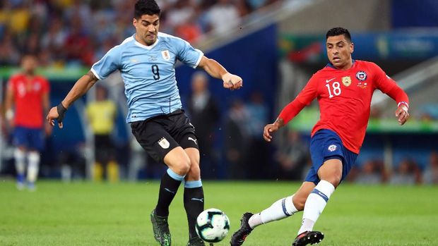 Luis Suarez menciptakan peluang emas ke gawang Chile. (