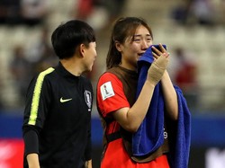 Tangis pemain Korea Selatan, Chaerim Kang, saat timnya kalah dari Norwegia di fase grup. (Foto: Robert Cianflone/Getty Images)