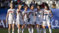 Nah, ini deretan penggawa Jerman. Johanna Elsig (dari kiri ke kanan), Sara Daebritz, Marina Hegering, Giulia Gwinn, Sara Doorsoun, dan Klara Buehl. (Foto: Maja Hitij/Getty Images)