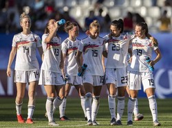 Nah, ini deretan penggawa Jerman. Johanna Elsig (dari kiri ke kanan), Sara Daebritz, Marina Hegering, Giulia Gwinn, Sara Doorsoun, dan Klara Buehl. (Foto: Maja Hitij/Getty Images)