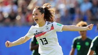 Ini Sara Daebritz. Dia merupakan salah satu primadona di skuat Jerman. Sara sejauh ini sudah mencetak dua gol. Dia kini bermain untuk Paris Saint-Germain setelah sebelumnya membela Bayern Munich. (Foto: Elsa/Getty Images)