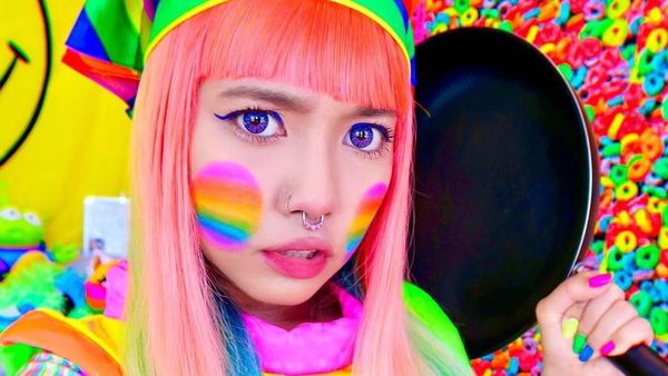 Selalu Dandan Nyentrik, Intip Potret Wanita yang Dijuluki Manusia Pelangi