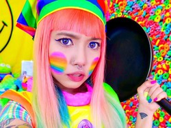 Lawan Depresi, Wanita Ini Tampil Ngejreng dan Nyentrik Setiap Hari