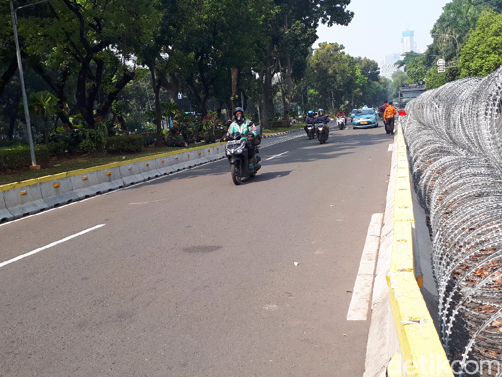 Sempat Ditutup, Jalan Medan Merdeka Barat di Depan MK Kembali Dibuka Sempat Ditutup, Jalan Medan Merdeka Barat di Depan MK Kembali Dibuka
