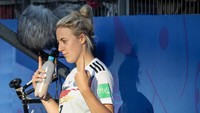 Pemain Jerman, Carolin Simon, berfoto bersama penonton yang ada di tribune usai pertandingan. (Foto: Maja Hitij/Getty Images)