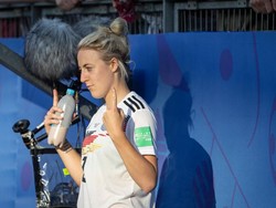 Pemain Jerman, Carolin Simon, berfoto bersama penonton yang ada di tribune usai pertandingan. (Foto: Maja Hitij/Getty Images)