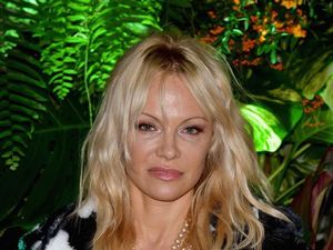 Pamela Anderson Hancur Setelah Diselingkuhi Bek Prancis Adil Rami Pamela Anderson Hancur Setelah Diselingkuhi Bek Prancis Adil Rami