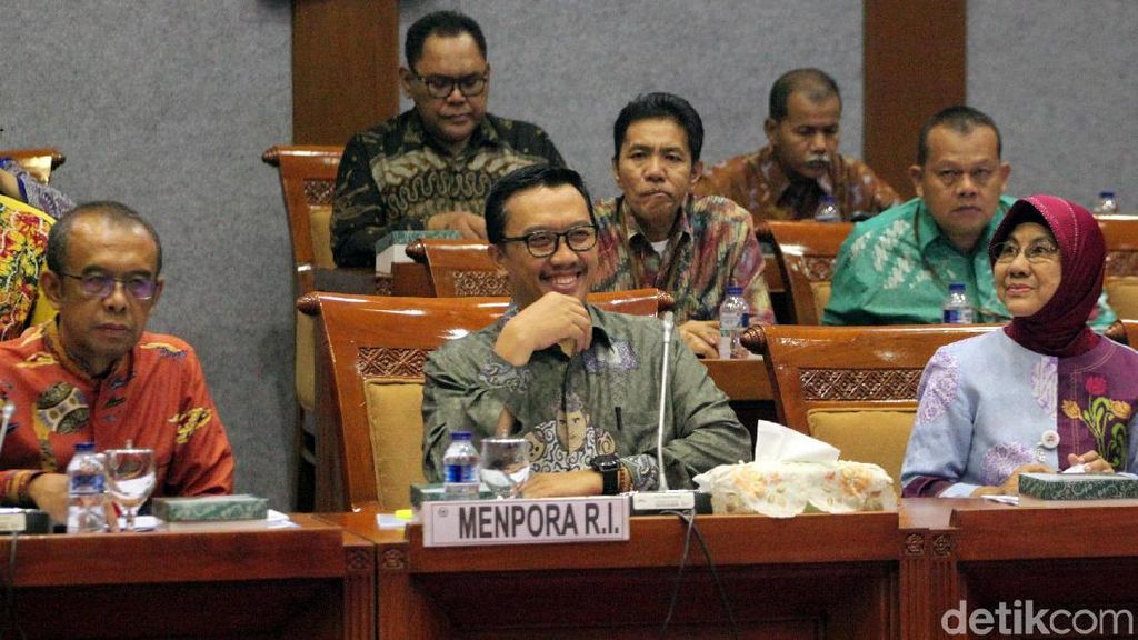 Senyum Semringah Menpora Saat Rapat Bersama DPR Senyum Semringah Menpora Saat Rapat Bersama DPR