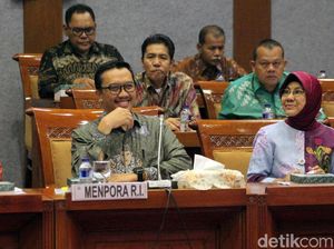 Senyum Semringah Menpora Saat Rapat Bersama DPR