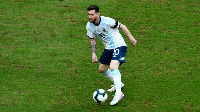 Lionel Messi mengkritik kondisi lapangan di Copa America 2019. (Foto: Pedro Vilela/Getty Images)