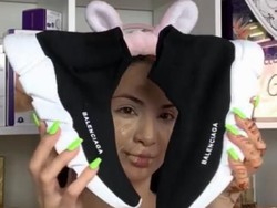 Duh! Beauty Vlogger Gunting Sneakers Balenciaga Untuk Dijadikan Kuas Makeup