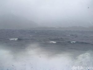 Kapal Sabang-Banda Aceh Diterjang Ombak Tinggi, Penumpang Panik