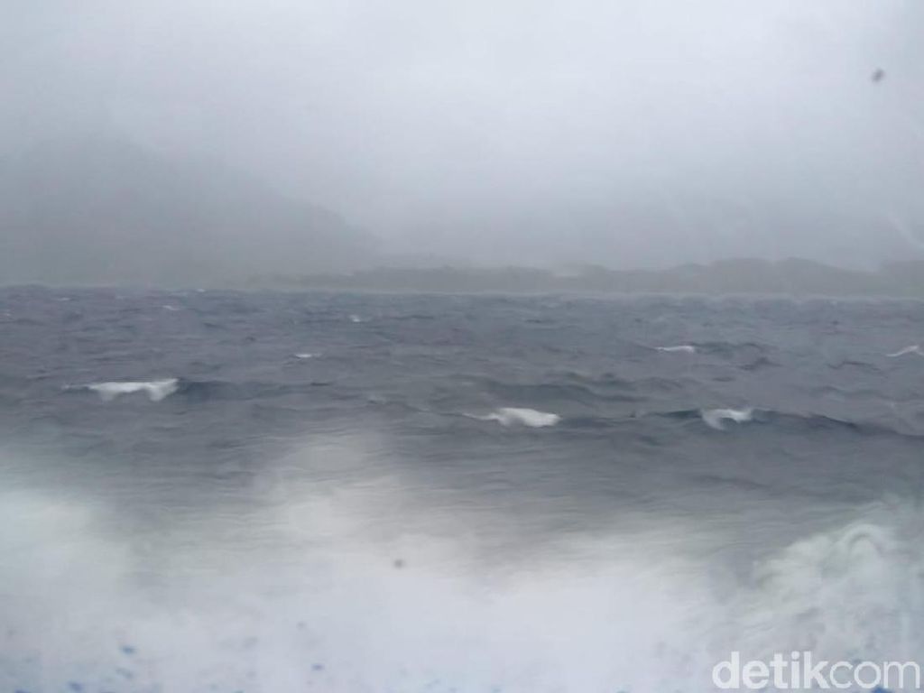 Kapal Sabang-Banda Aceh Diterjang Ombak Tinggi, Penumpang Panik Kapal Sabang-Banda Aceh Diterjang Ombak Tinggi, Penumpang Panik