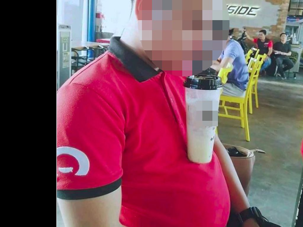 Parodi Kocak Tantangan Minum Bubble Tea Tanpa Tangan Ala Pria Buncit Parodi Kocak Tantangan Minum Bubble Tea Tanpa Tangan Ala Pria Buncit