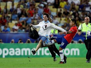 Video Tekel Keras Bek Chile pada Seorang Suporter