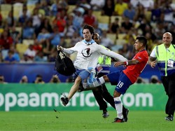 Video Tekel Keras Bek Chile pada Seorang Suporter