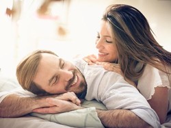 8 Cara Memuaskan Suami di Ranjang, Dijamin Puas!