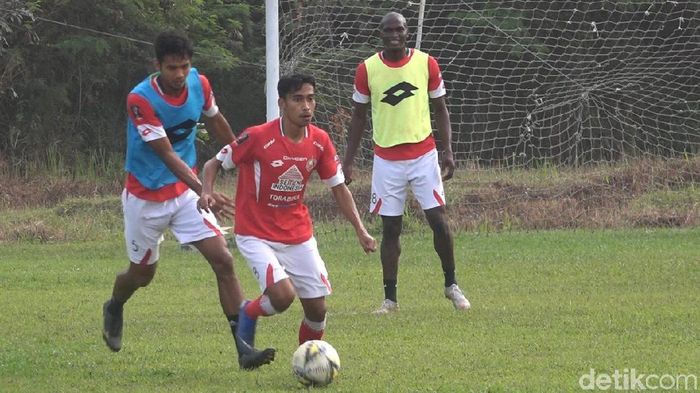 Semen Padang akan menggelar evaluasi total usai laga melawan Persipura Jayapura di pekan kelima Liga 1 2019. (Foto: Jeka Kampai/detikSport) Semen Padang akan menggelar evaluasi total usai laga melawan Persipura Jayapura di pekan kelima Liga 1 2019. (Foto: Jeka Kampai/detikSport)
