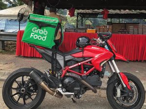 Ketika Ojek Online Pakai Moge Italia