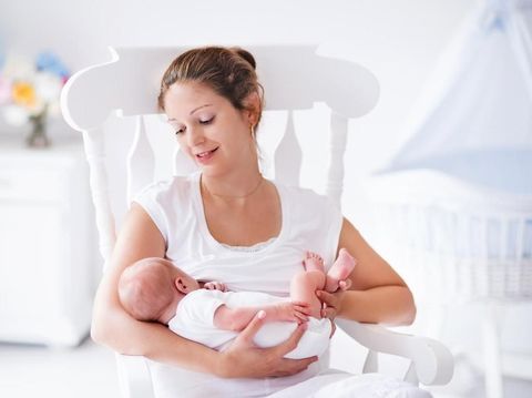 6 Tips Anti Nyeri Saat Menyusui Bayi Tumbuh Gigi