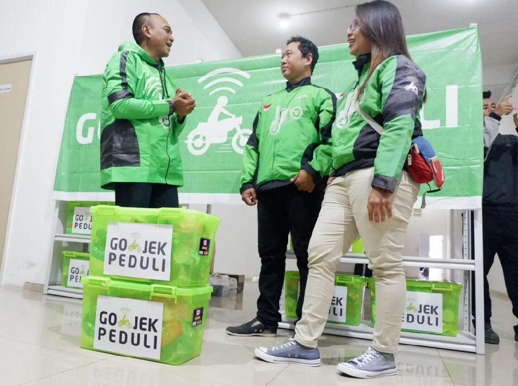 Satgas Go-Jek Selamatkan Mitra yang Jadi Korban Banjir di Samarinda Satgas Go-Jek Selamatkan Mitra yang Jadi Korban Banjir di Samarinda